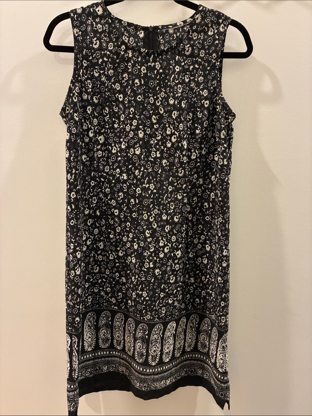Black and White Sleeveless Printed Shift Dress